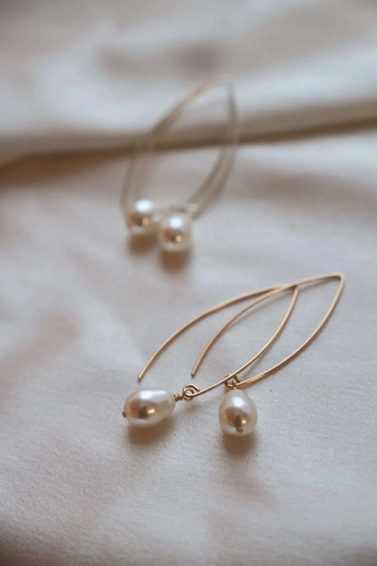 FRESHWATER PEARL DROP EARRINGS: GOLD