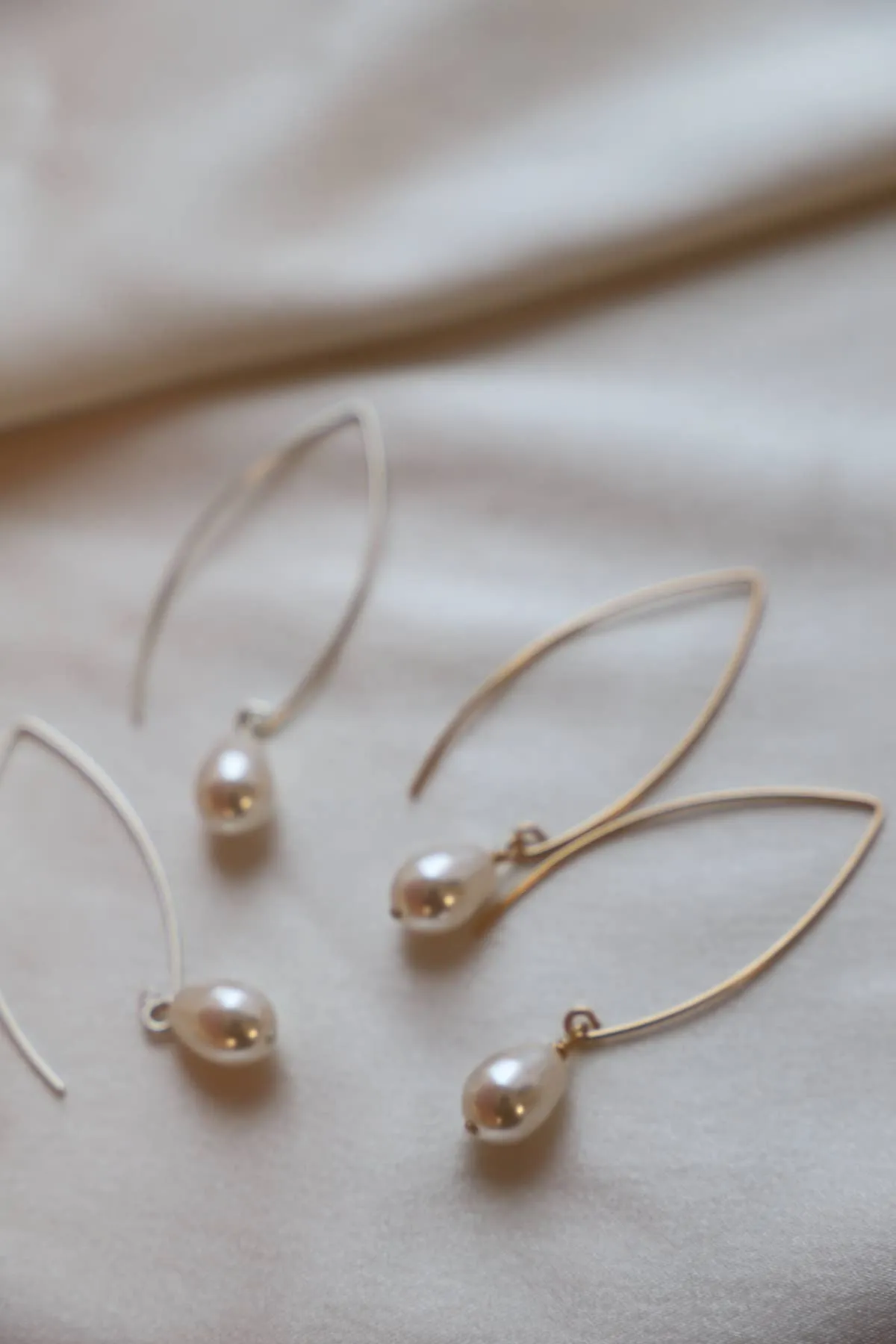FRESHWATER PEARL DROP EARRINGS: GOLD