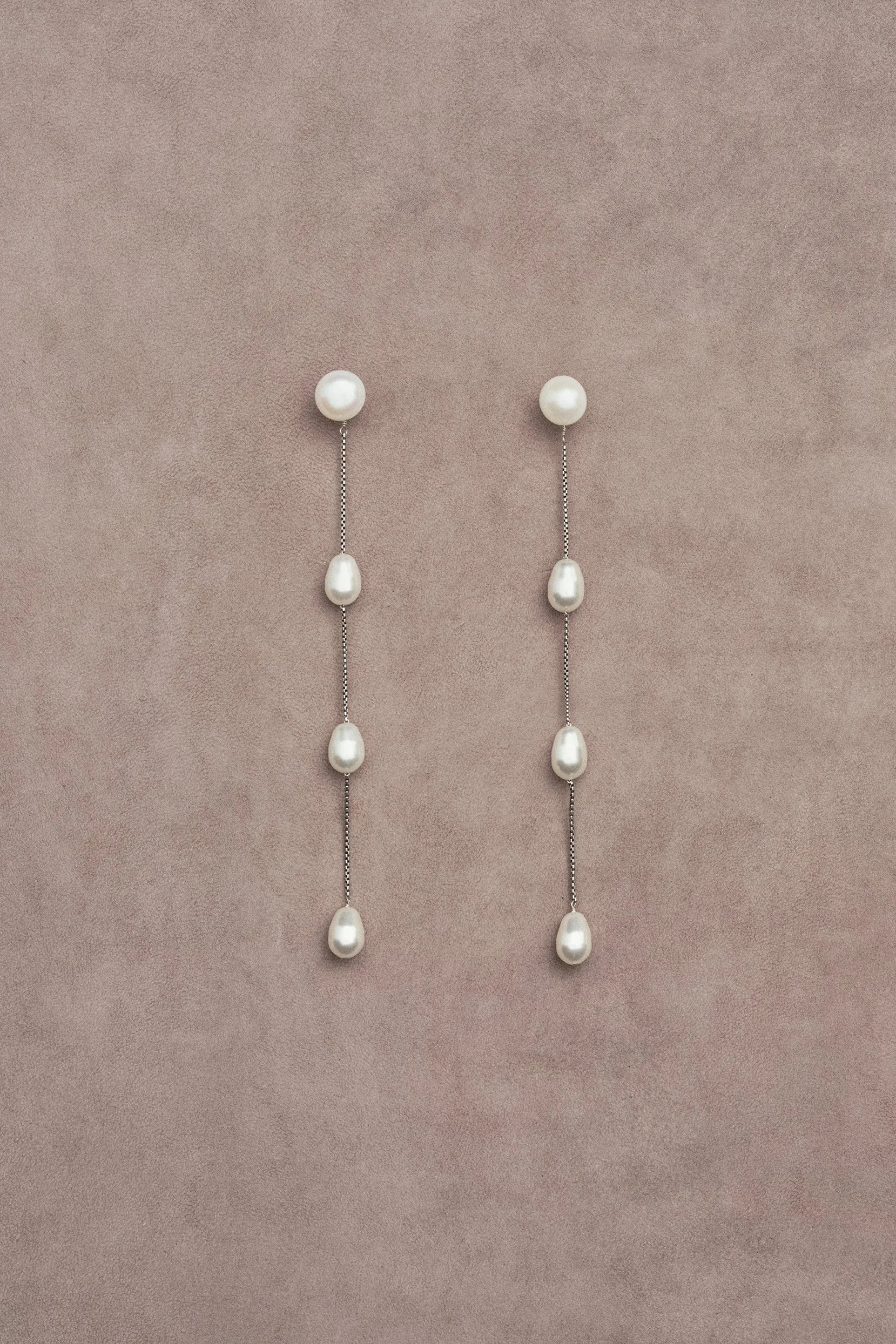 MEDIUM PEARL DROP EARRINGS