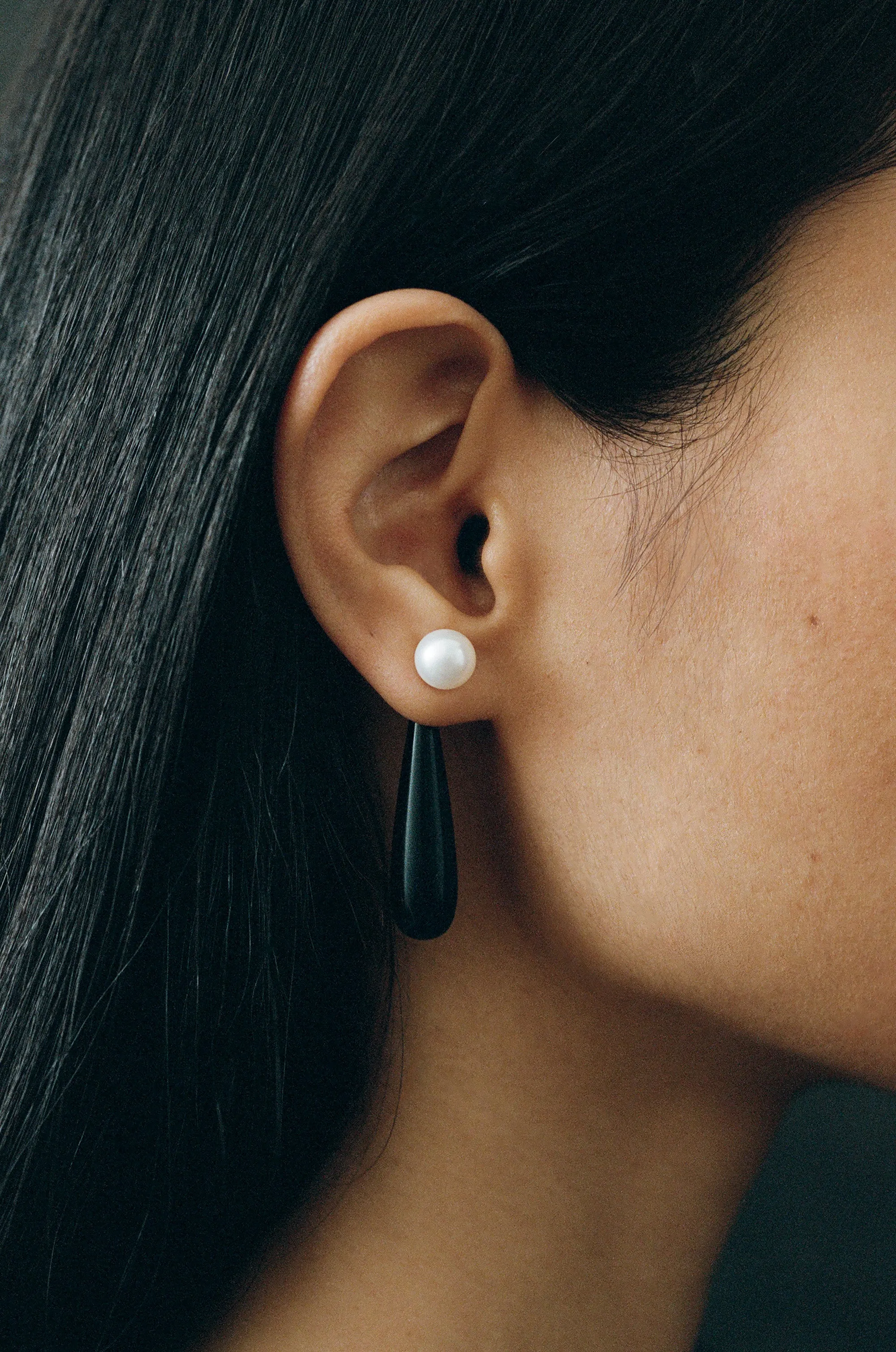 Small Angelyne Earrings in Onyx