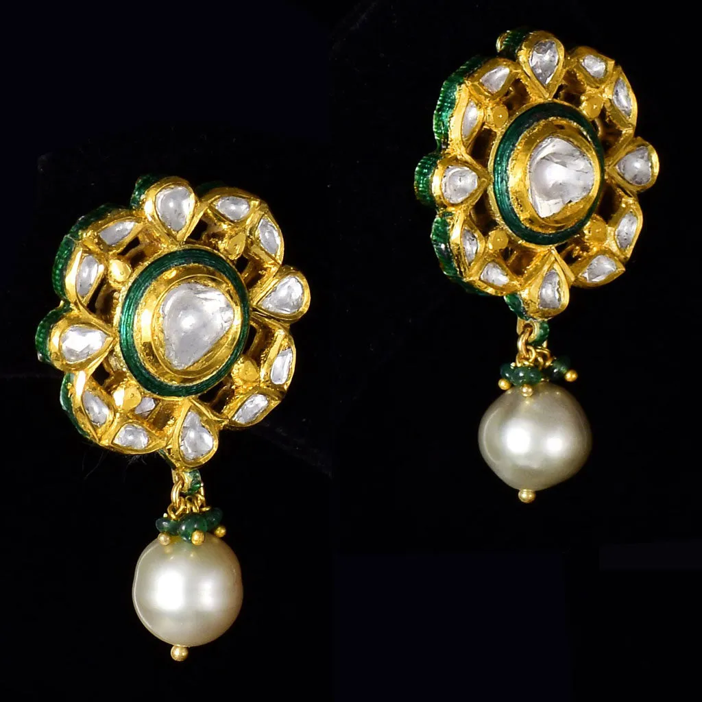 Small ard necklace and earring pair in 18k gold and uncut diamond in green enameled work. - KMNE3206
