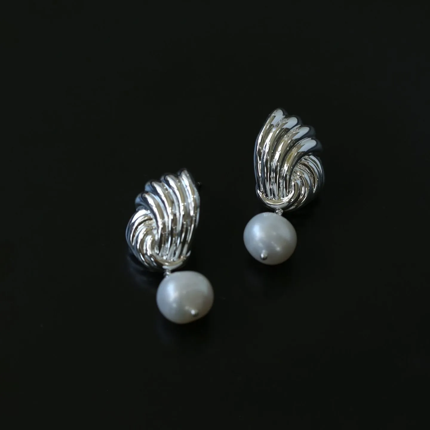 Spiral Metal Wind Stripe Pearl Drop Earrings